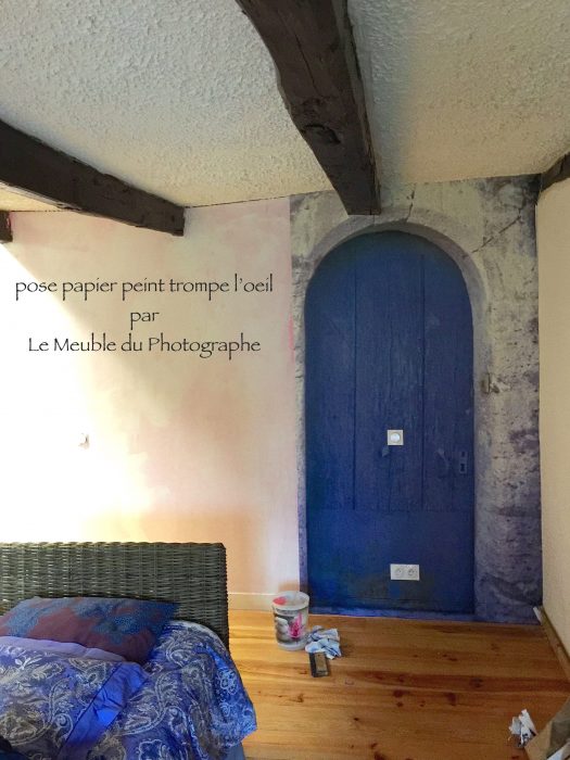 pose de papier peint par Le Meuble du Photographe Le premier lé d'1m30 de large est posé
