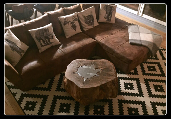 table basse en rondin de bois (chêne creux et métal) sur roulettes