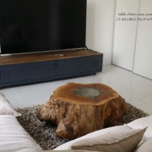 table basse en rondin de bois chêne et plaque acier. Sur roulettes acier. Travail artisan français.