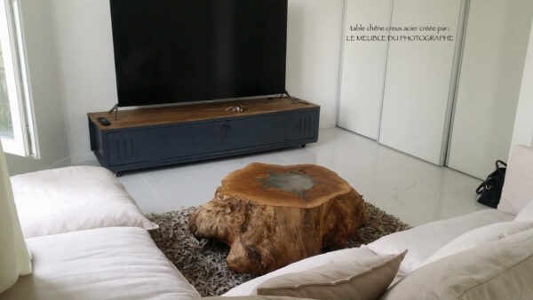 table basse en rondin de bois chêne et plaque acier. Sur roulettes acier. Travail artisan français.