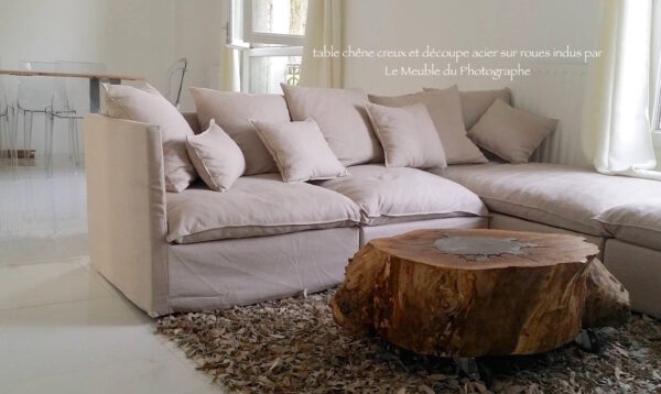 Table basse en rondin de chêne bicentenaire et plaque métal sur roulettes