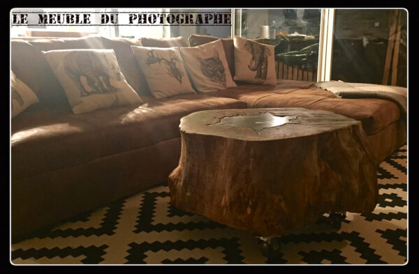 Table basse en rondin de chêne et plaque métal sur roulettes