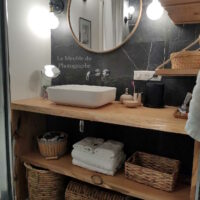Un meuble vasque en bois massif naturel pour salle de bain, avec étagères murales sur mesure. fabrication française.