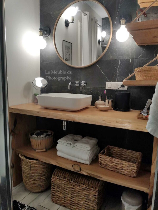 Un meuble vasque en bois massif naturel pour salle de bain, avec étagères murales sur mesure. fabrication française.