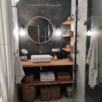 mobilier salle de bain comprenant un meuble sous vasque en bois massif cyprès et trois étagères assorties sur mesure.