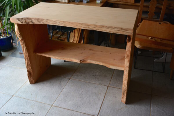 Meuble vasque avec étagère en bois, fabrication artisanal. Mobilier forme arbre conservée.