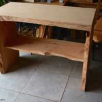 Meuble vasque avec étagère en bois, fabrication artisanal. Mobilier forme arbre conservée.