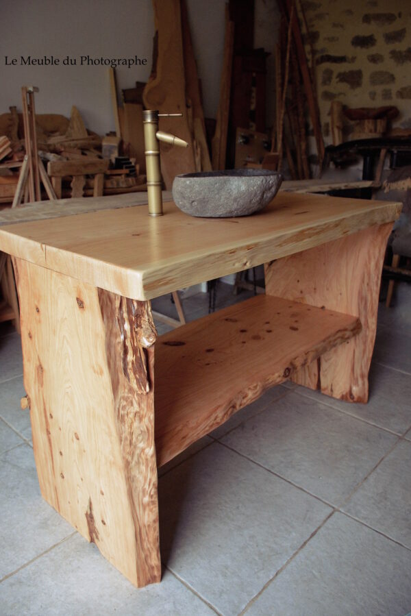 meuble vasque bois brut dans atelier de fabrication artisanale en Bretagne;