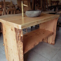 meuble vasque bois brut dans atelier de fabrication artisanale en Bretagne;