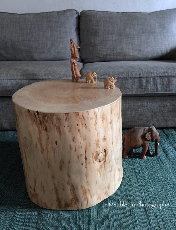 Table rondin d'appoint de chevet en bois épais. Poncé et verni. Travail artisanal avec du bois local made in France. Bretagne.