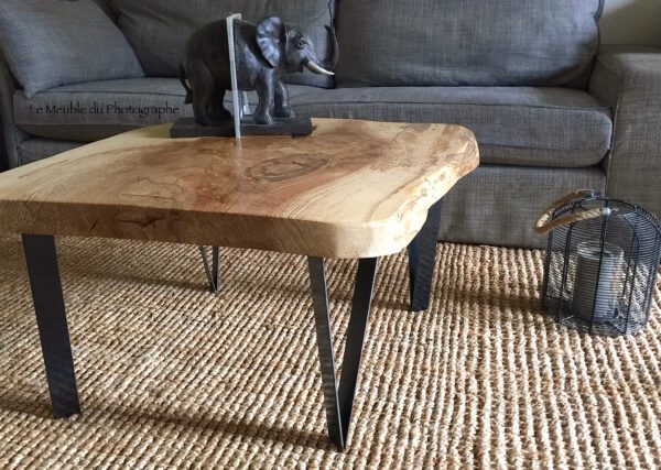 Table basse composée d'un plateau de bois massif épais. Frêne avec jolis motifs. Sur pîeds métal noir. Fabrication artisanale française.