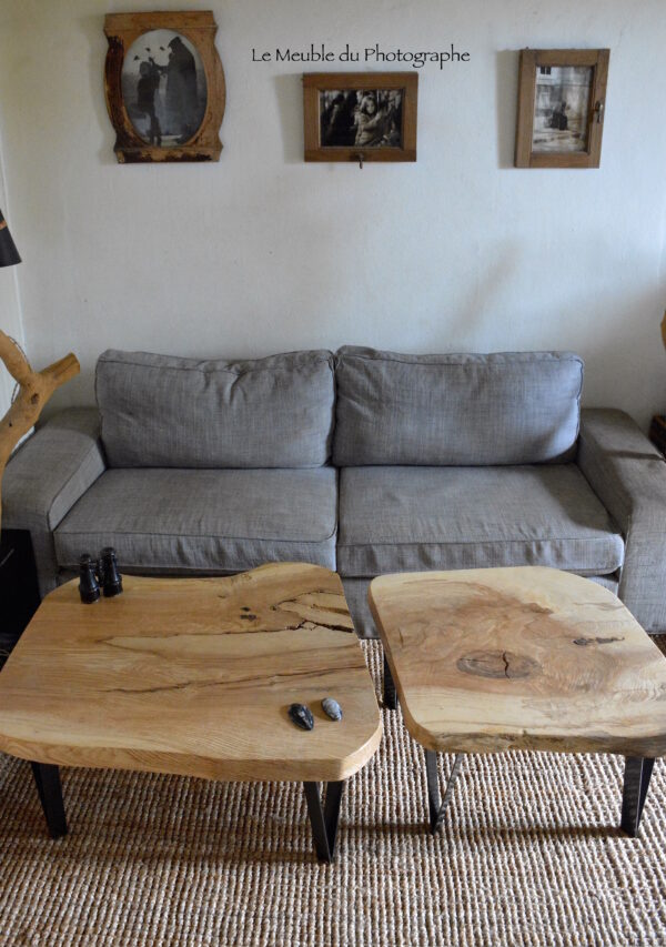 Tables basses en planches de bois forme arbre. Plateau de frêne massif sur pieds métal peints en noir.