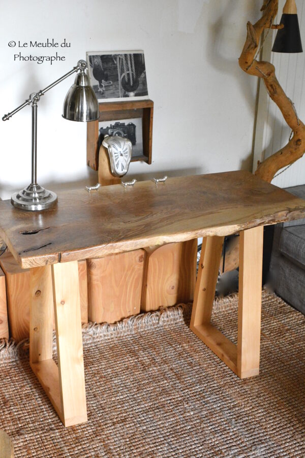 Bureau en planche bois forme arbre massif. Pieds bois. Sur mesure. Artisan français.