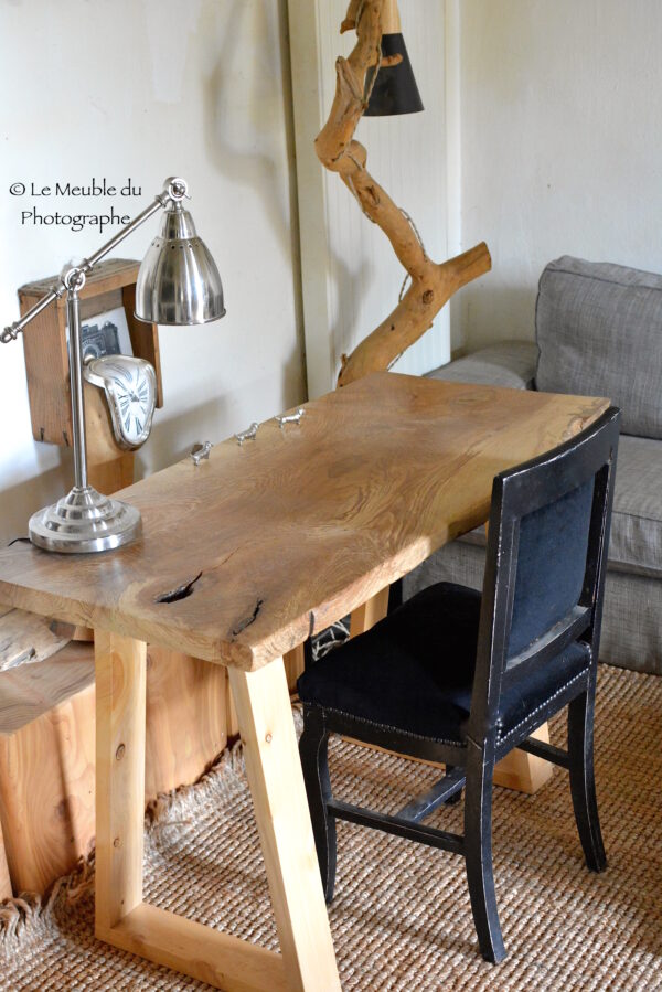 Bureau en bois massif fabriqué sur mesure.