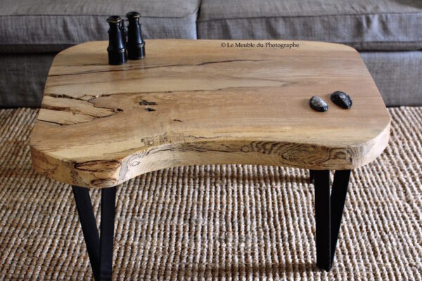 Table basse frene bois massif forme arrondie. Sur pieds métal peint en noir. Motifs originaux. Bois français. Artisanat local.