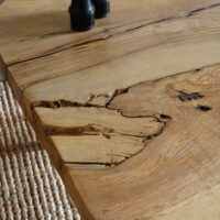 détail table basse plateau de frêne en bois massif