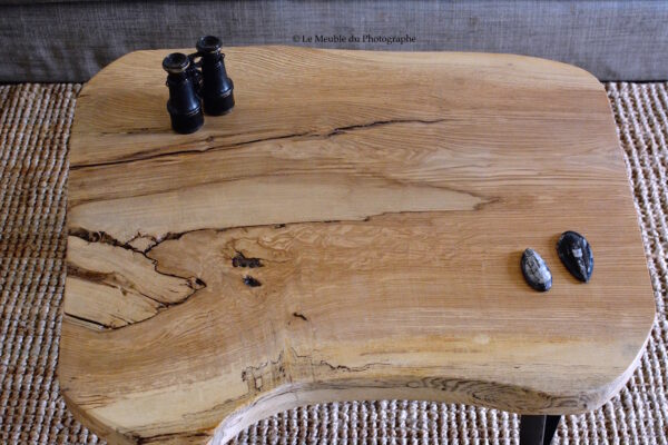 Plateau de frêne massif table basse en bois sur pieds métal noir. Motifs originaux.