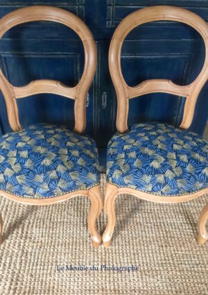 Chaises de style Louis Philippe retapissées motifs bleu or. Atelier artisan réparation et fabrication mobilier en Bretagne.