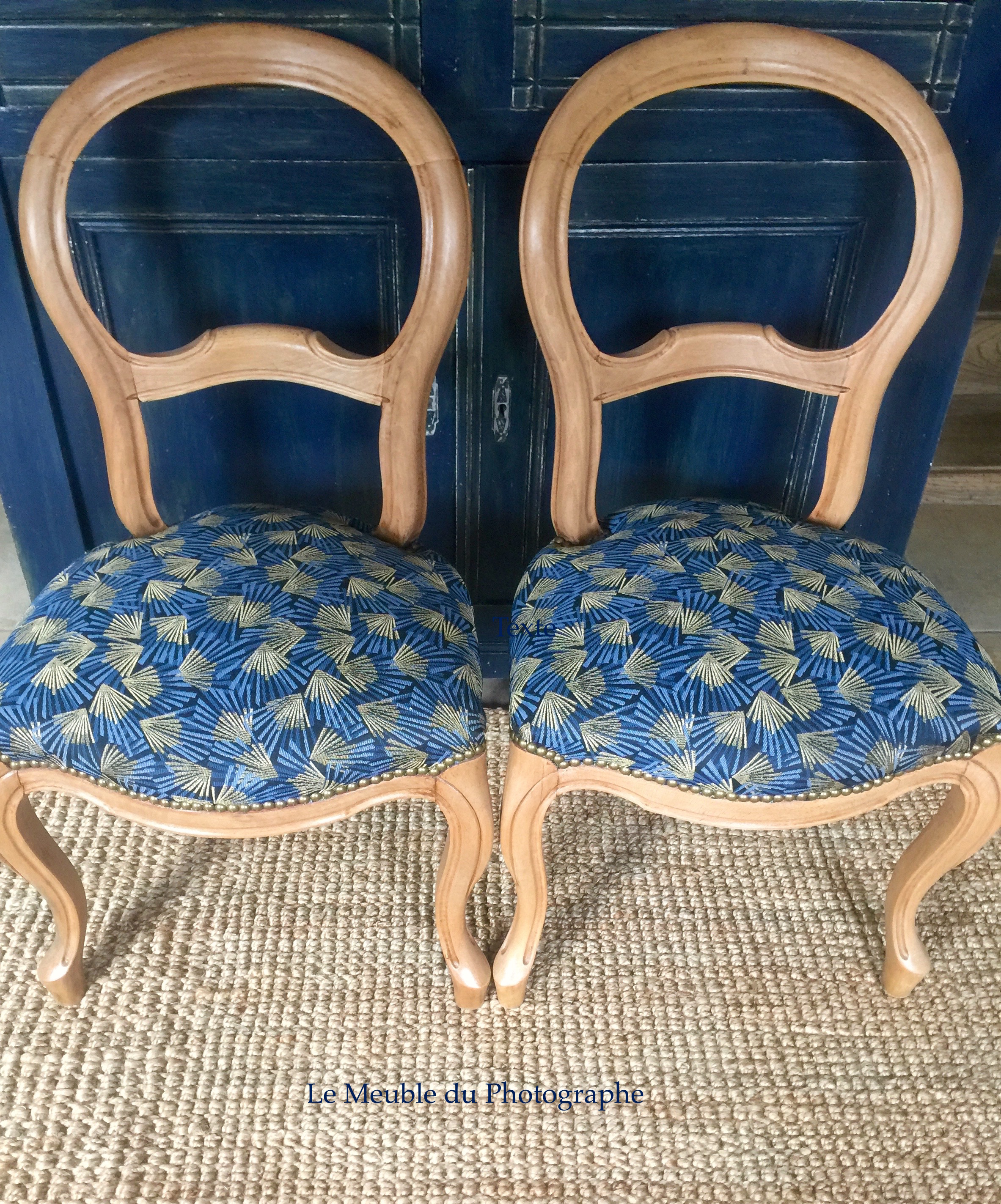 Chaises de style Louis Philippe retapissées motifs bleu or. Atelier artisan réparation et fabrication mobilier en Bretagne.