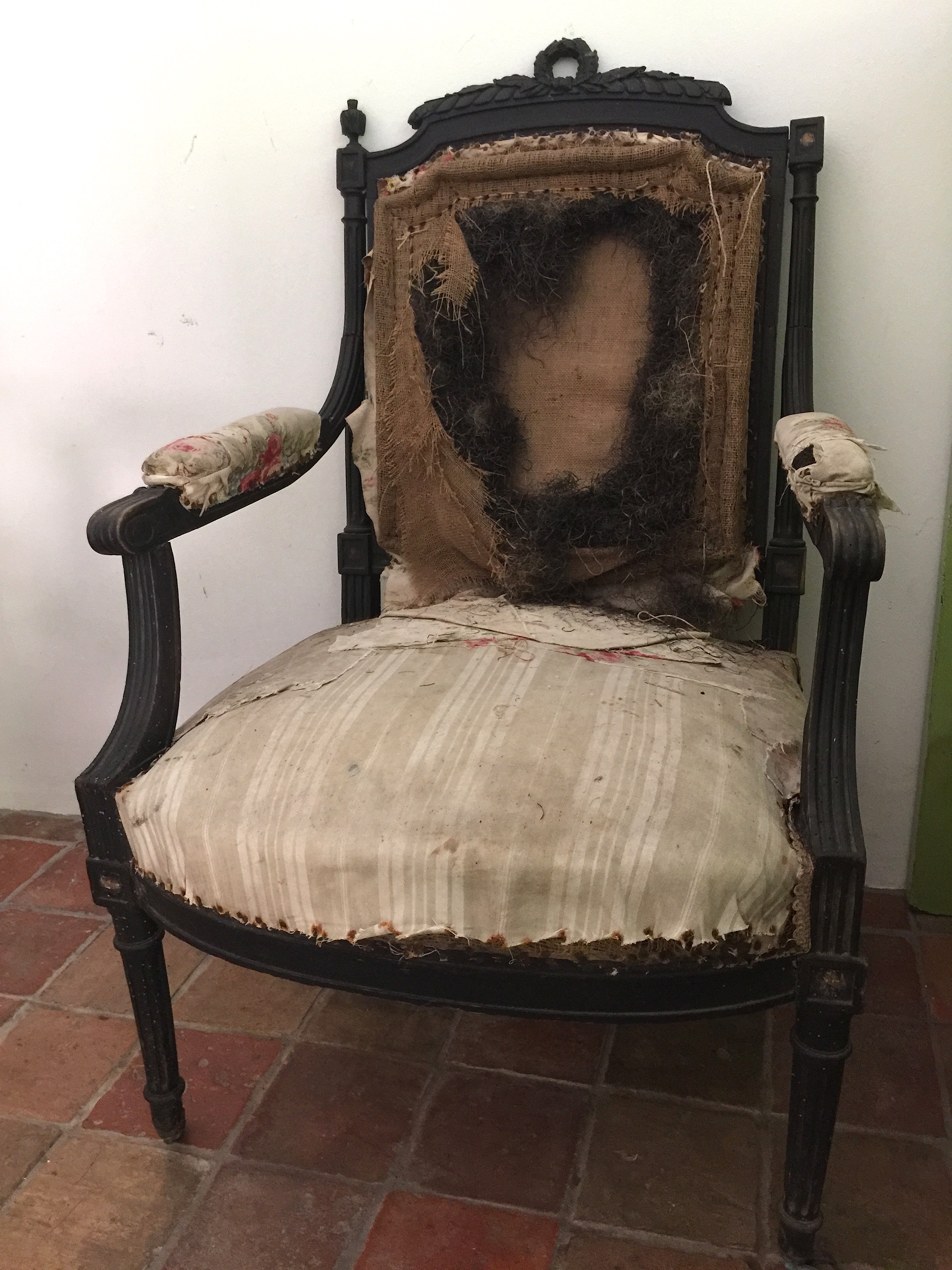 Fauteuil Napoléon III avant réparation. Atelier réparation mobilier bois; tapisserie d'ameublement. Morbihan. Bretagne.