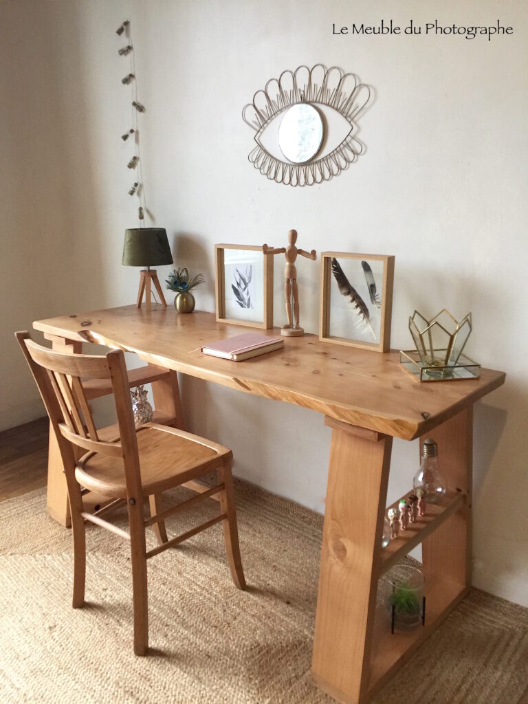 bureau en bois massif forme arbre avec étagères de rangement dans le piètement. mobilier sur mesure; france.