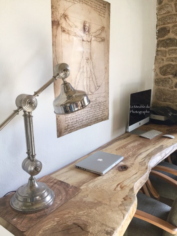 Un bureau en planche de bois massif, frêne naturel. Artisanat français sur mesure.