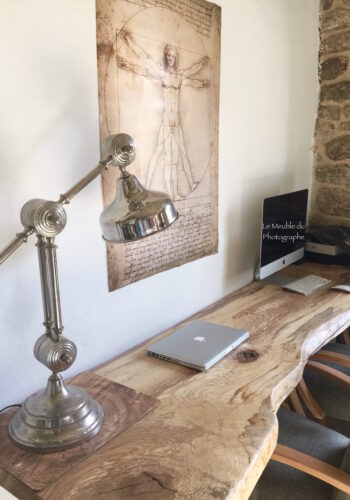 Un bureau en planche de bois massif, frêne naturel. Artisanat français sur mesure.