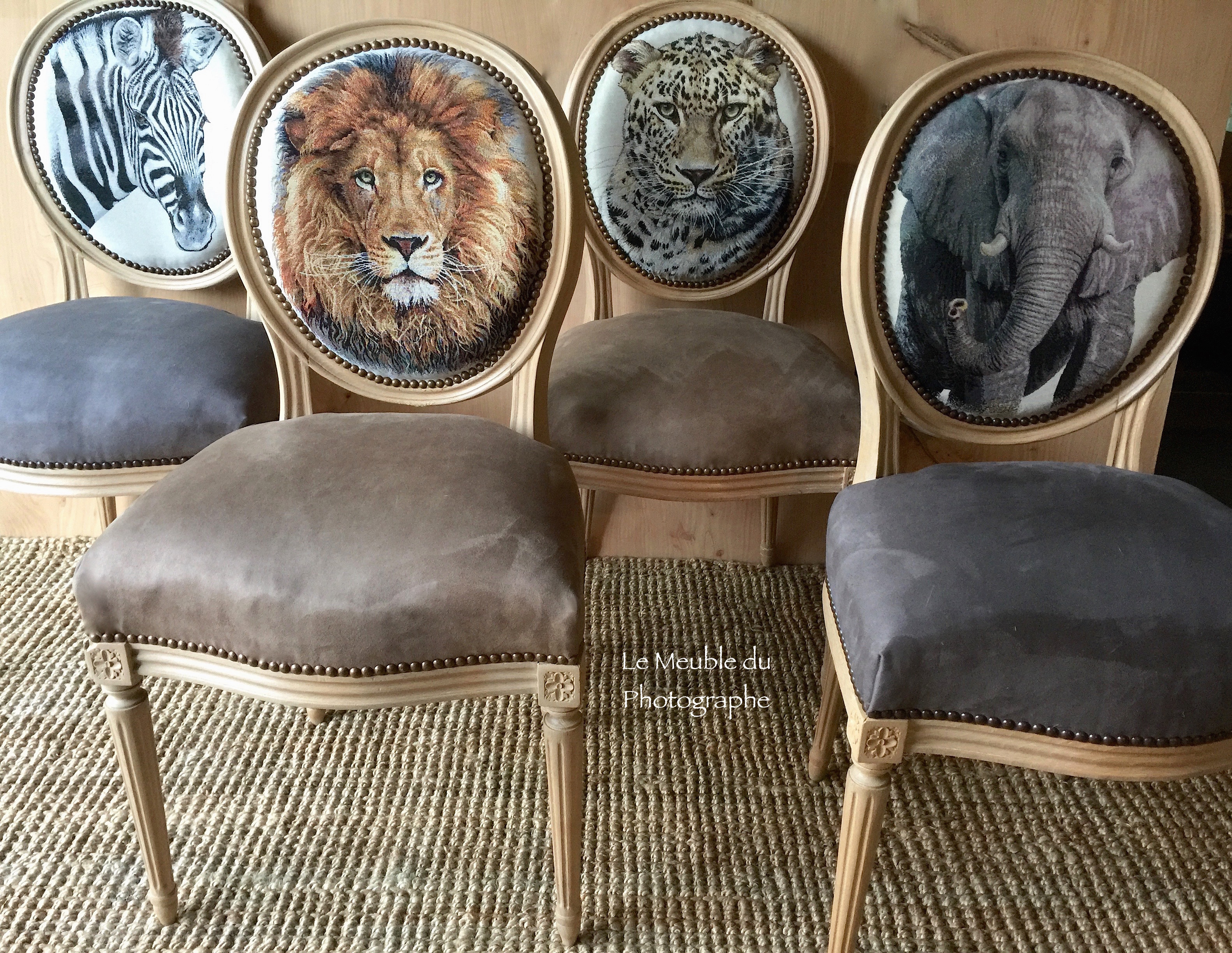 chaises médaillon relookées animaux jungle savane. Artisanat.