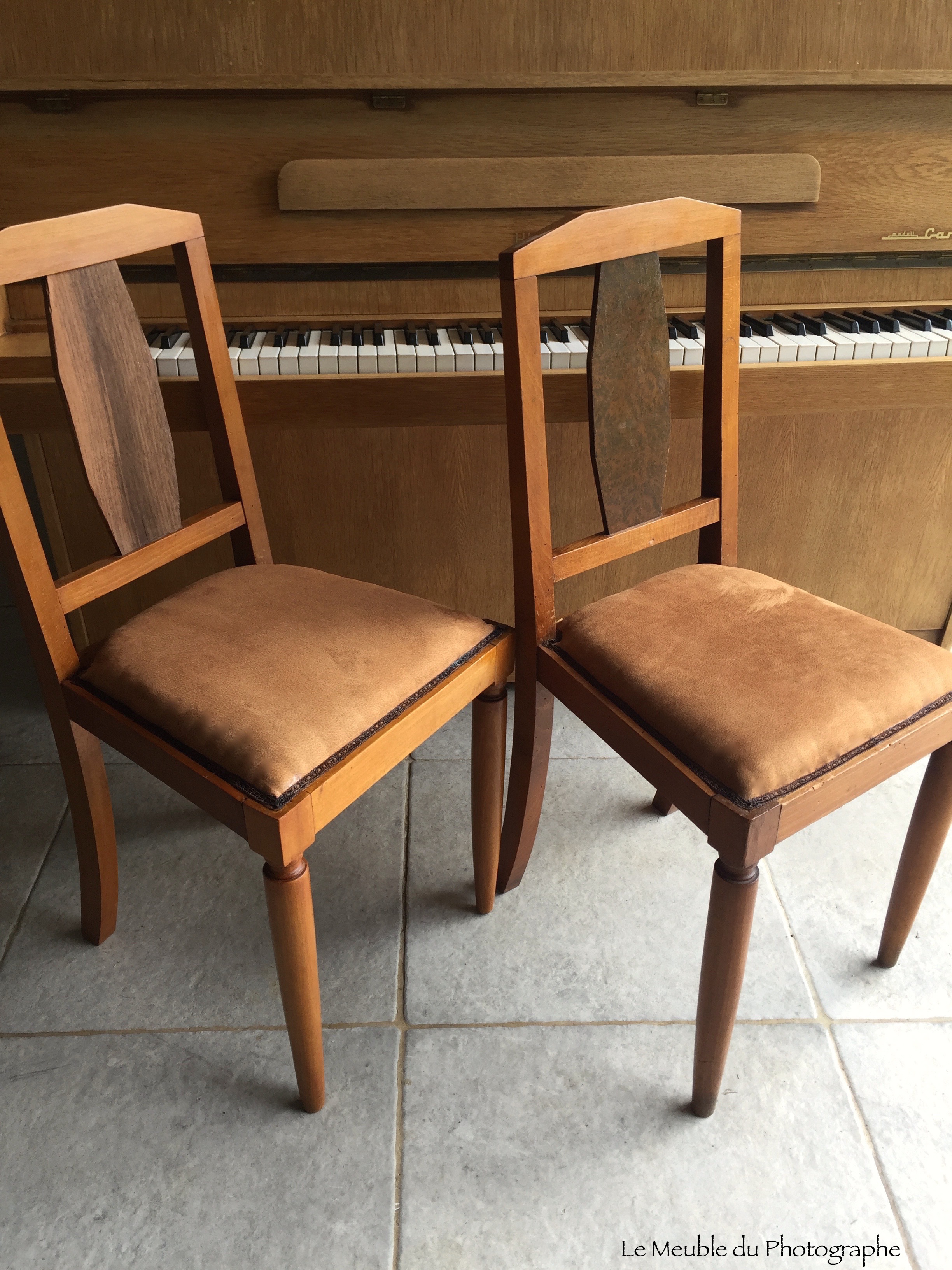Chaises anciennes bois art déco réparées et tapissées couleur noisette