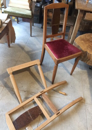 chaises anciennes à l'atelier de réparation. Bretagne.