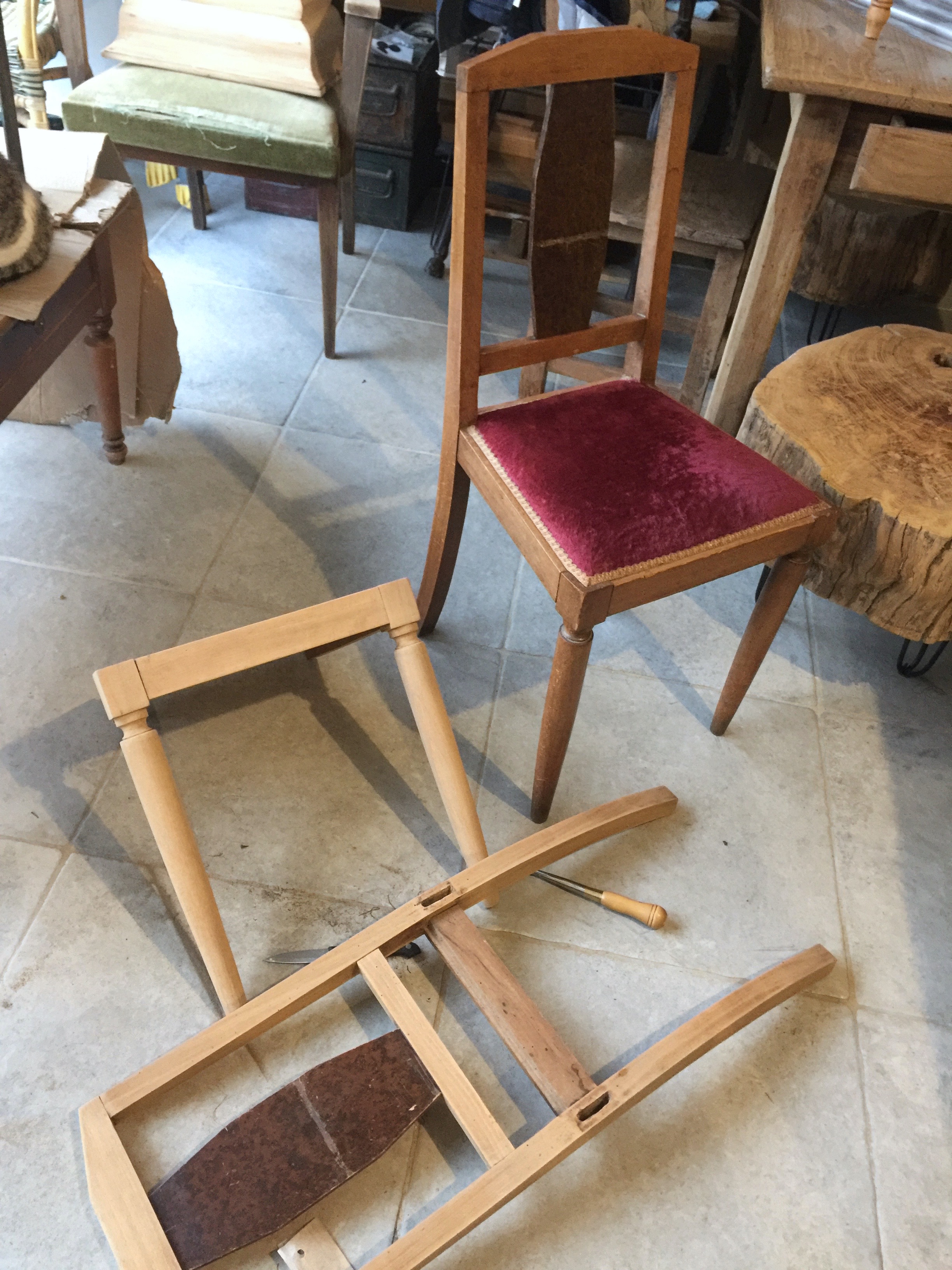 chaises anciennes à l'atelier de réparation. Bretagne.