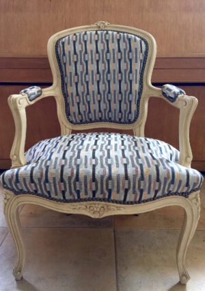 fauteuil bergère ancien retapissé motifs géométriques. Atelier artisan. Clous tapissiers. Bretagne.