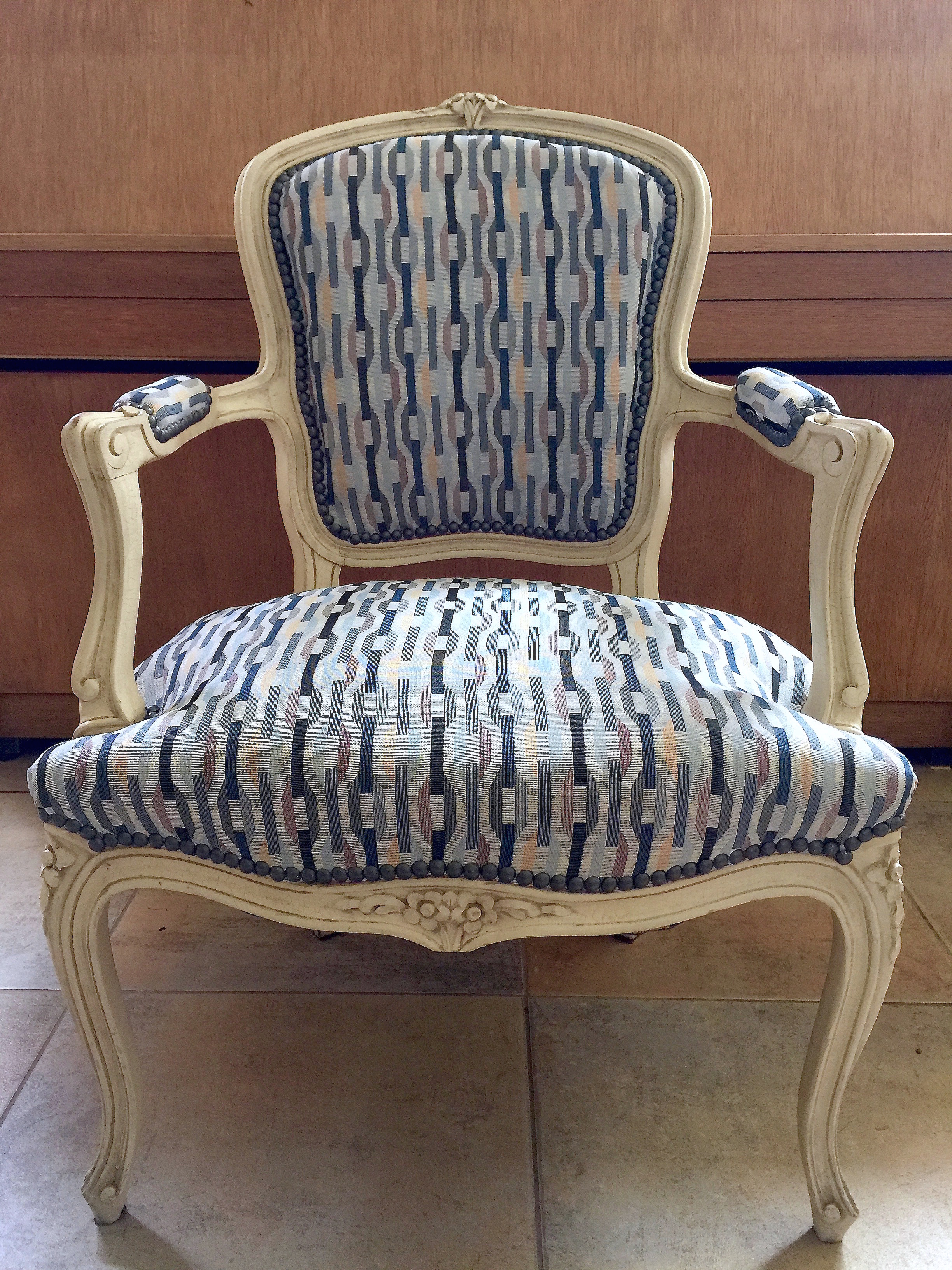 fauteuil bergère ancien retapissé motifs géométriques. Atelier artisan. Clous tapissiers. Bretagne.