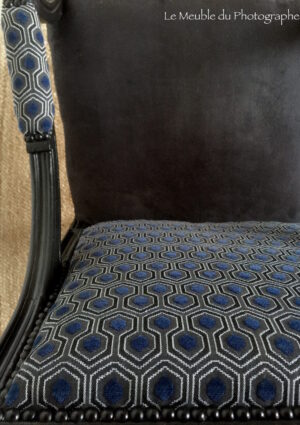 Tissu ameublement bleu noir fauteuil relooké. Tapisserie atelier artisanal.