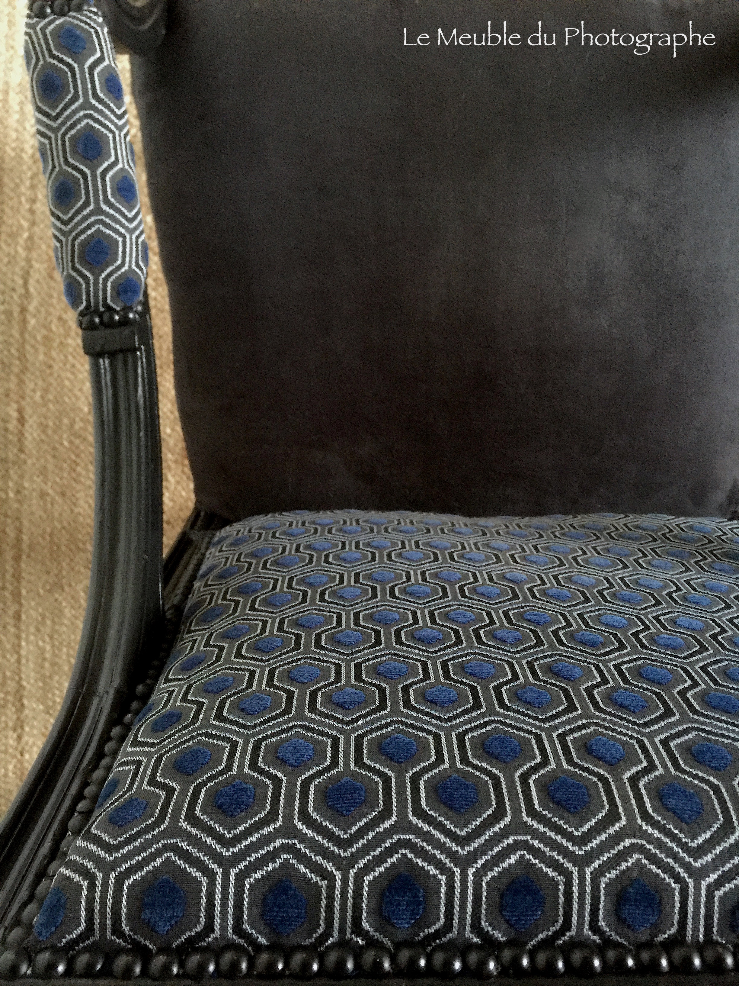Tissu ameublement bleu noir fauteuil relooké. Tapisserie atelier artisanal.