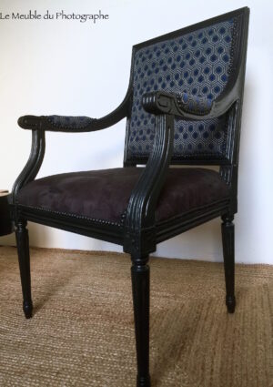 Fauteuil ancien de bureau entièrement refait et tapissé noir bleu tissu d'ameublement. Atelier artisan Bretagne.