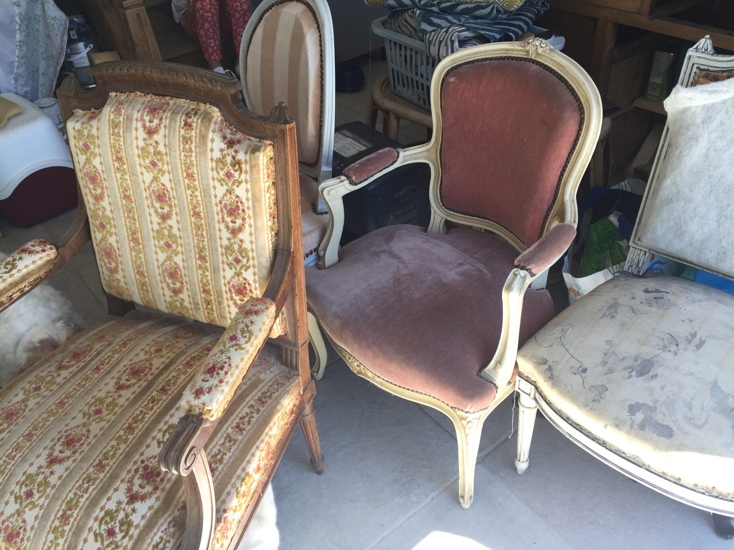 fauteuils anciens à réparer et retapisser dans atelier artisanal. Réparation mobilier. Morbihan. Bretagne.