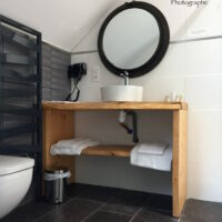 Meuble vasque salle de bain en bois massif. Avec étagère. Sur mesure.