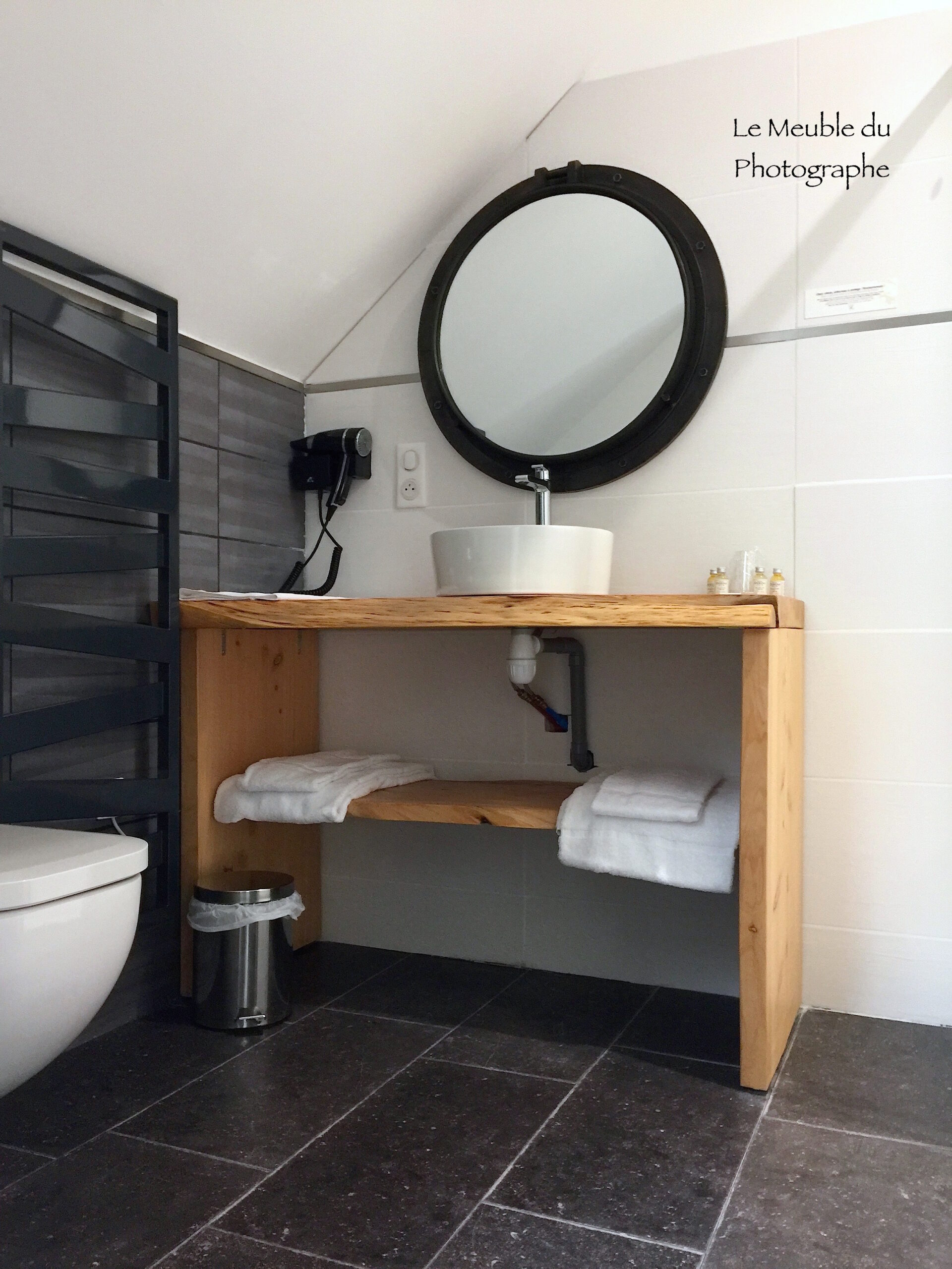 Meuble vasque salle de bain en bois massif. Avec étagère. Sur mesure.