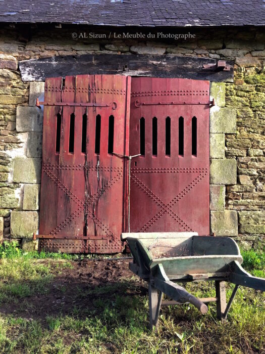 Porte rouge grange