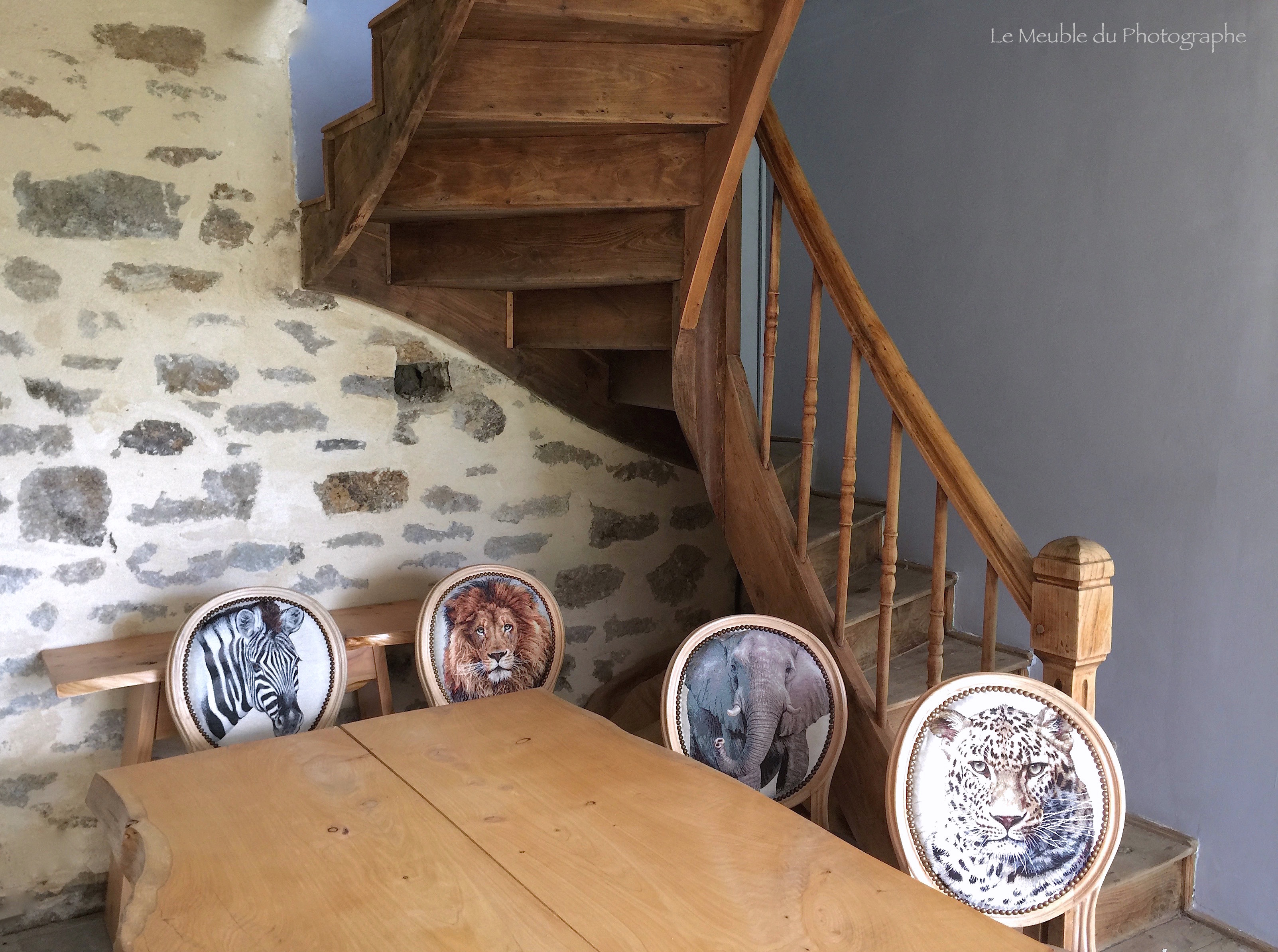 chaises originales médaillon avec dossier illustré animaux. Autour d'une table en bois massif.