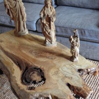 table basse en bois massif planche d'arbre originale, avec sculptures bois église. Atelier artisan Bretagne.
