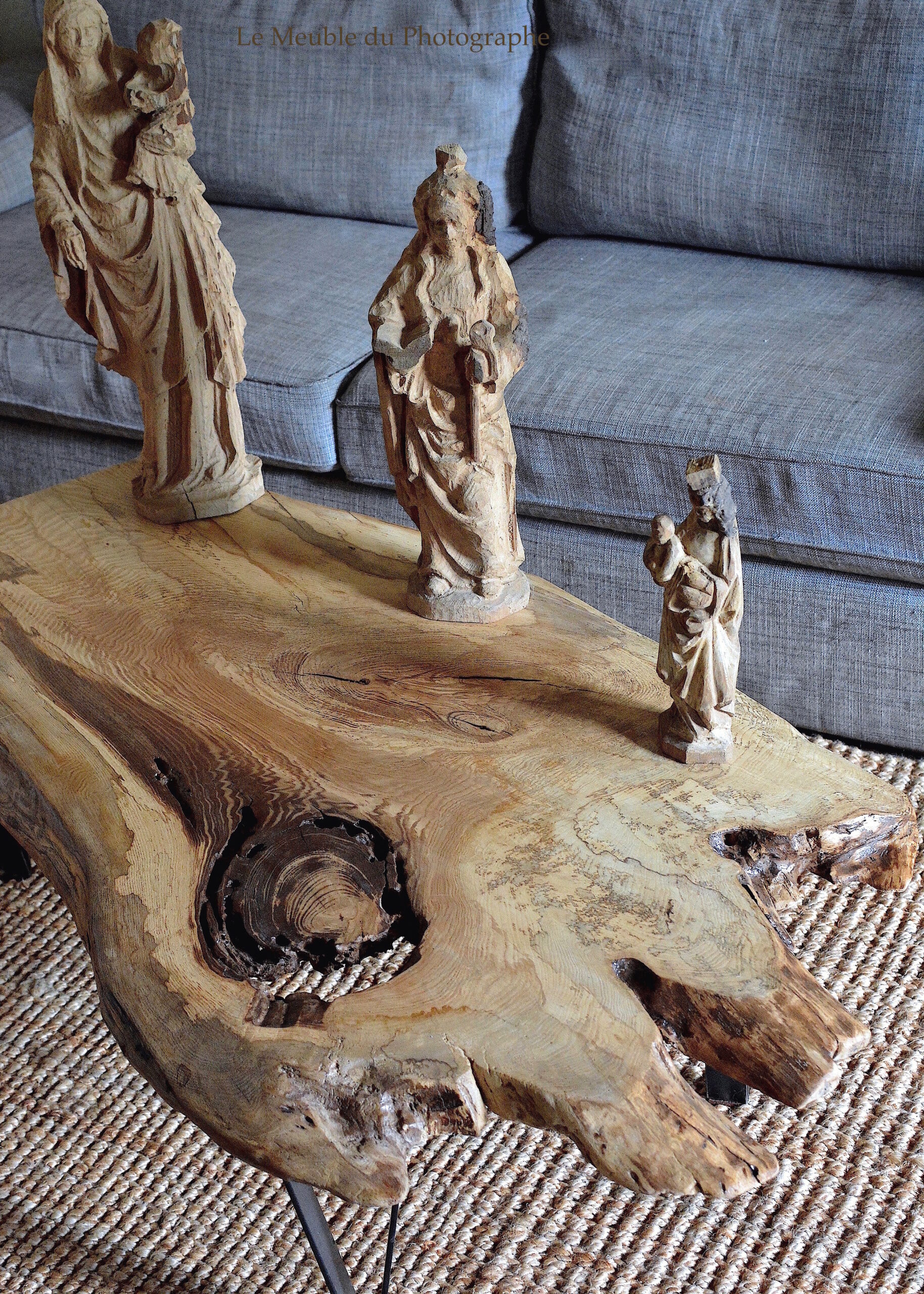 table basse en bois massif planche d'arbre originale, avec sculptures bois église. Atelier artisan Bretagne.