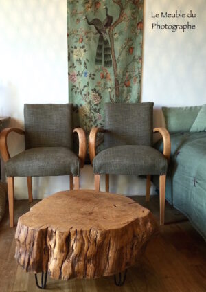 Table rondin en bois de chêne massif. Déco nature bois et vert. Fauteuils bridge retapissés en lin kaki.