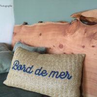 tête de lit originale en planche de bois forme arbre