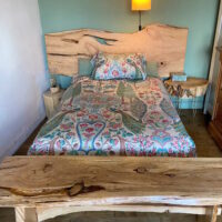 Tête de lit en bois massif pour chambre, avec banc en bois fabriqués sur mesure artisanalement en France.