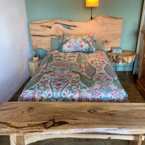 Tête de lit en bois massif pour chambre, avec banc en bois fabriqués sur mesure artisanalement en France.