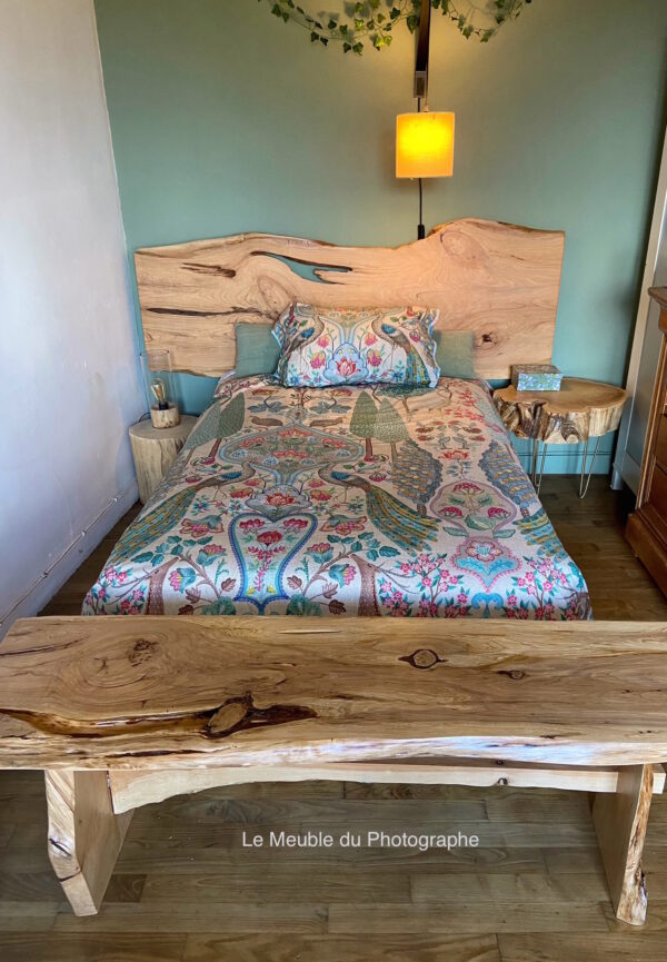 Tête de lit en bois massif pour chambre, avec banc en bois fabriqués sur mesure artisanalement en France.