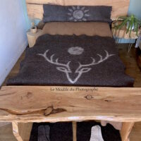 Chambre en matières naturelles: bois et laine fabriquées artisanalement en France.