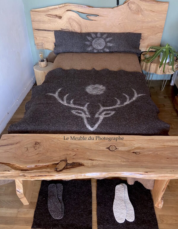 Chambre en matières naturelles: bois et laine fabriquées artisanalement en France.